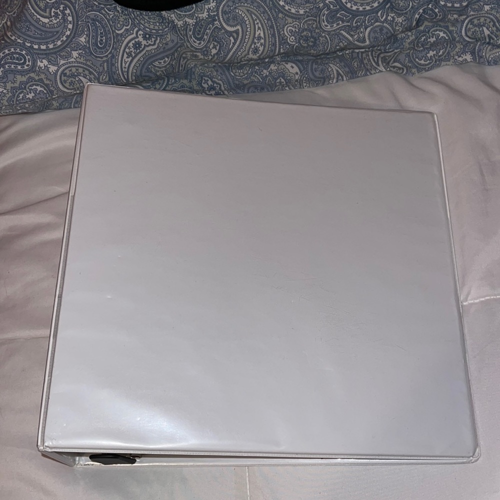 Staples 3” 3-ring binder